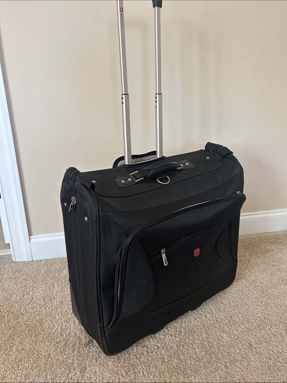 SwissGear Black Rolling Garment Bag with Telescoping Handle